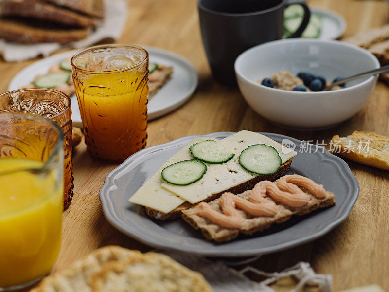 典型的瑞典早餐knäckebröd和鱼子酱