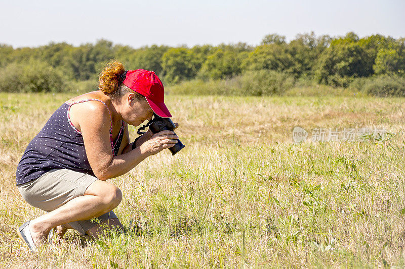 女摄影师拍摄自然