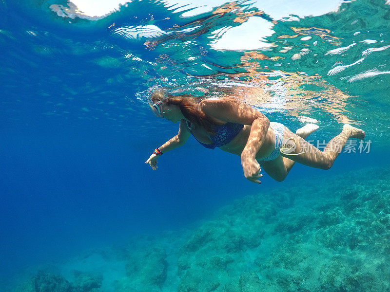 Göbün湾在Göcek。漂浮在海底的女士。