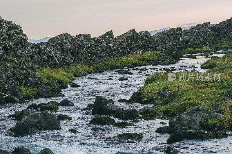 冰岛山区的一条河