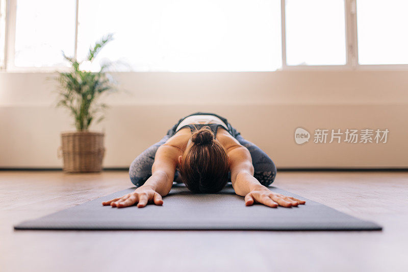 健身女性在瑜伽垫上锻炼