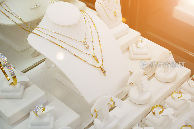 珠宝钻石店配有戒指和项链奢侈品零售橱窗展示