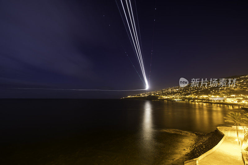 夜景城市与飞机灯光轨迹