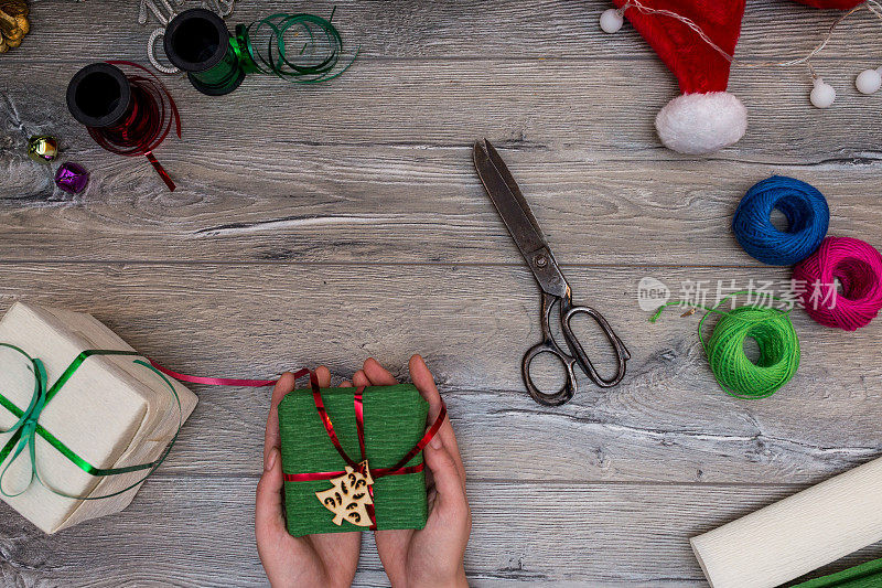 圣诞组成。圣诞礼物，针织毯子，松果，冷杉枝木制白色背景。平躺，俯视图