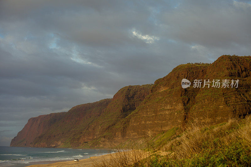 从夏威夷考艾岛的波利黑尔州立公园看日落的山景