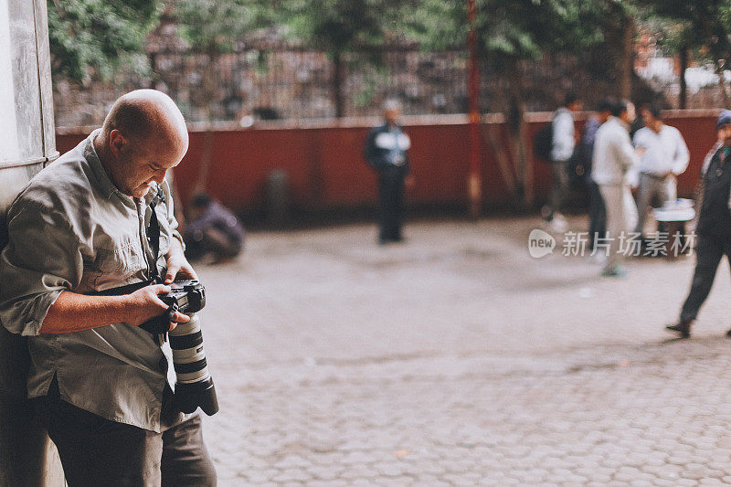 摄影师探索印度德里。旅行和度假。随心