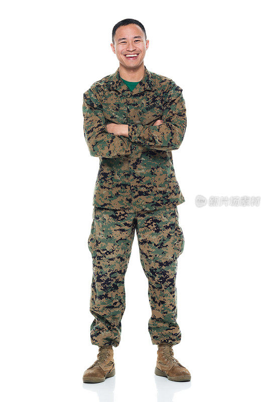 美国海军陆战队，身穿制服，双臂交叉