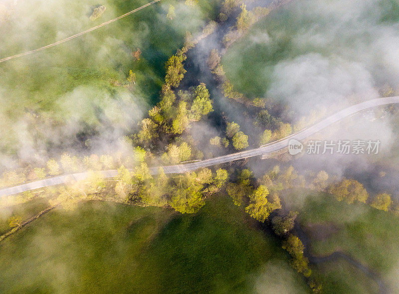 田野和道路的鸟瞰图