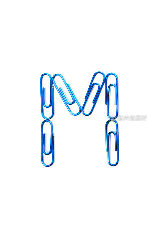 用回形针制成的字母M