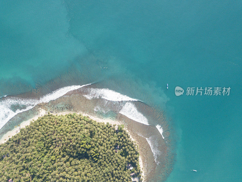 热带半岛，海浪，冲浪者和船只(从上面)