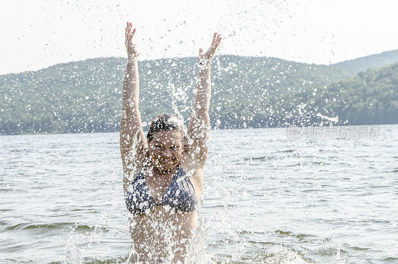 炎炎夏日，一名女子在湖里扑水