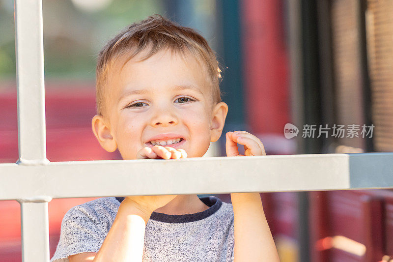 微笑的幼儿摆出微笑的姿势