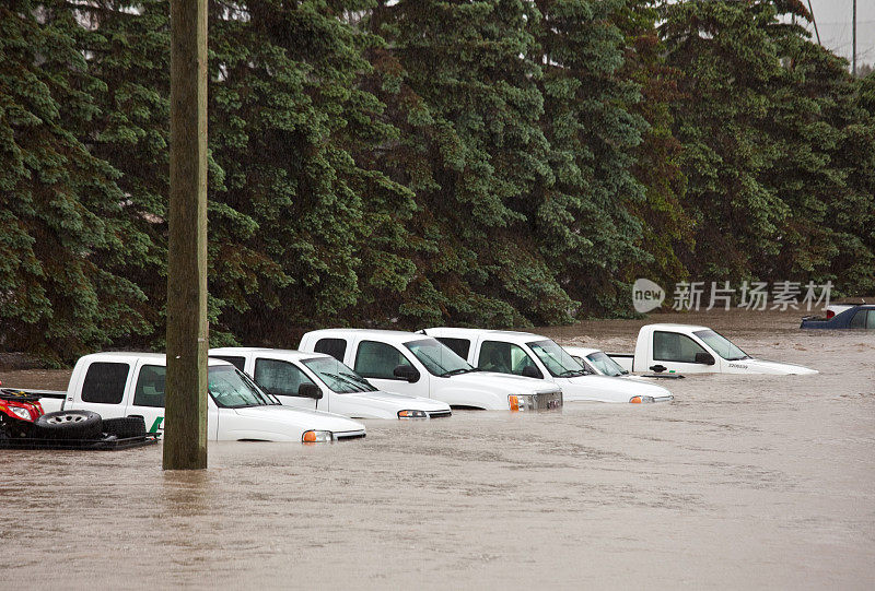 被淹的停车场和损坏的车辆
