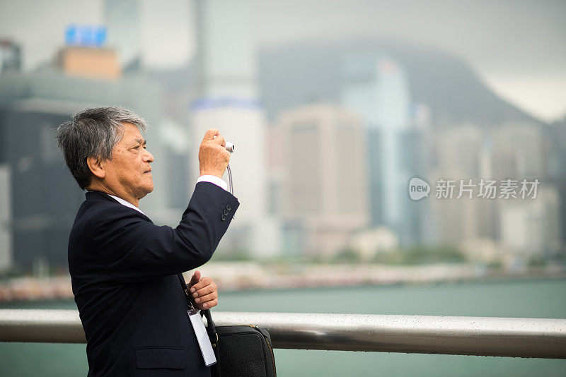 一个商人在香港停下来拍照