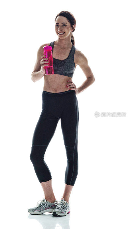 迷人的运动女人拿着一个水瓶