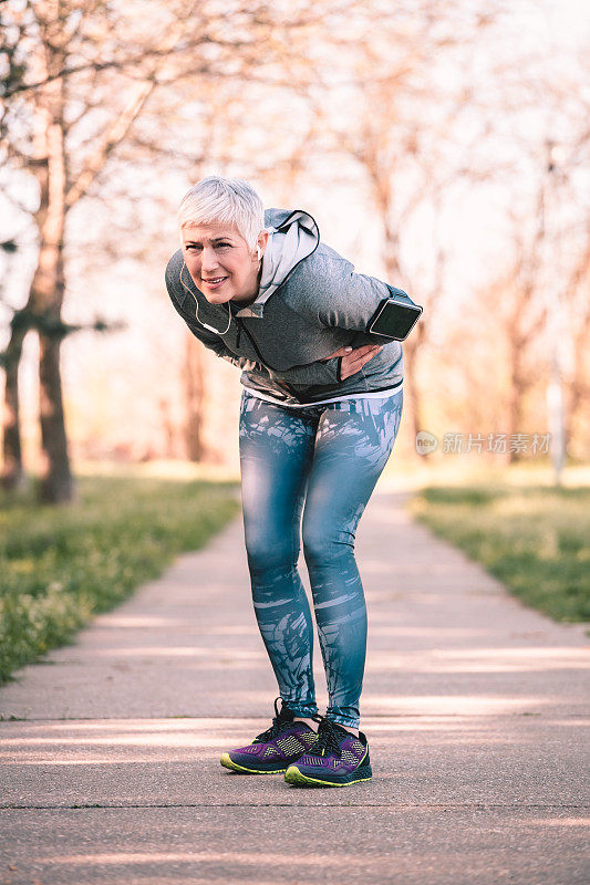 六十年代初，一位满头白发的美女在公园里锻炼