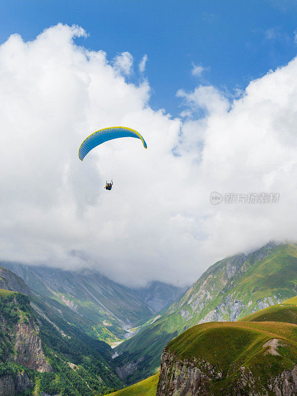 滑翔伞飞行与滑翔伞美丽的山景与蓝天白云