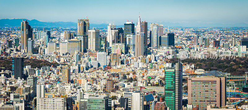 东京新宿摩天大楼拥挤的市中心鸟瞰图