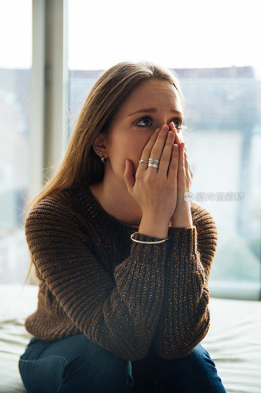 美丽的长发女人与情绪紧张