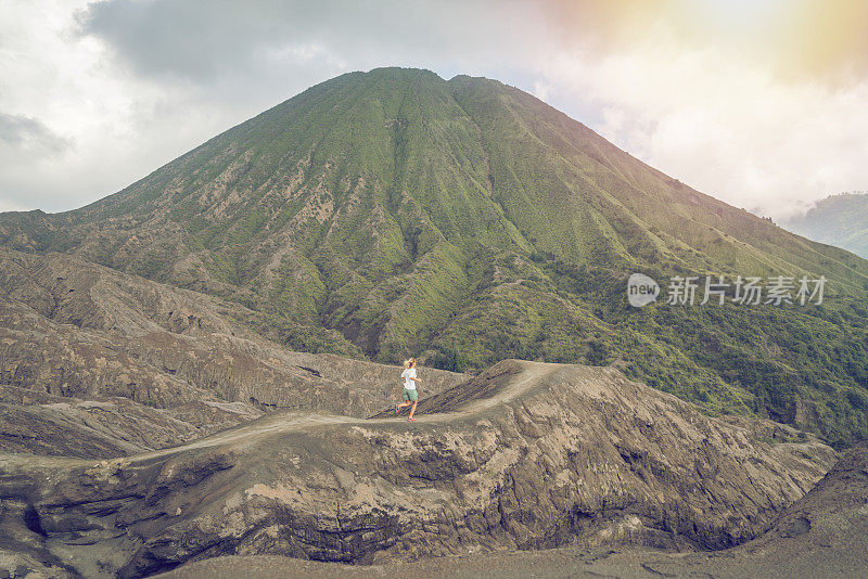 女人在火山景观上跑步