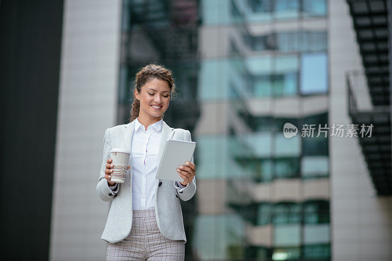 年轻的女商人正在休息