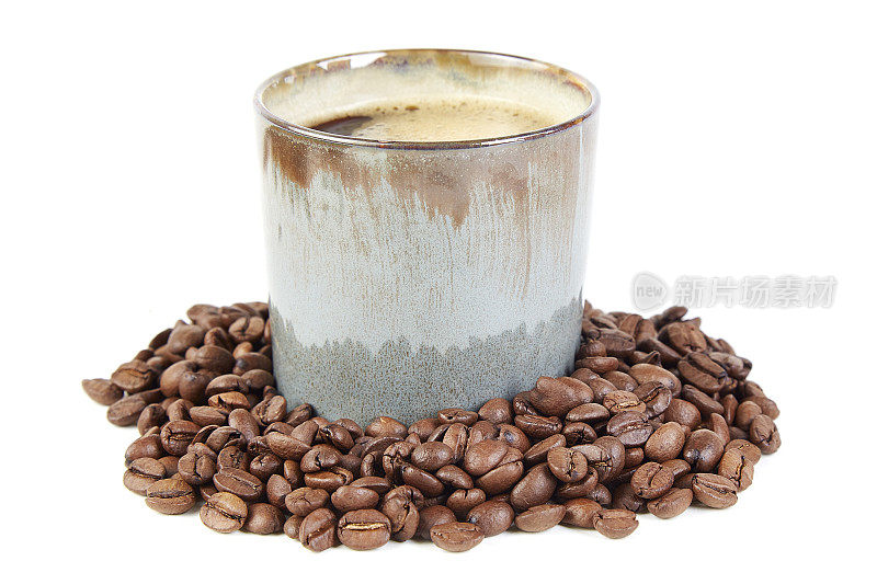白色背景上的咖啡杯和咖啡豆