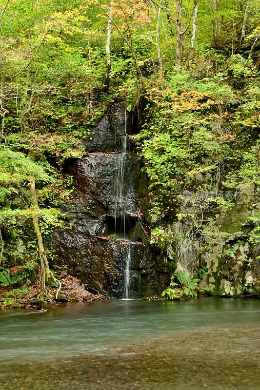 日本青森县磐濑山溪的初秋