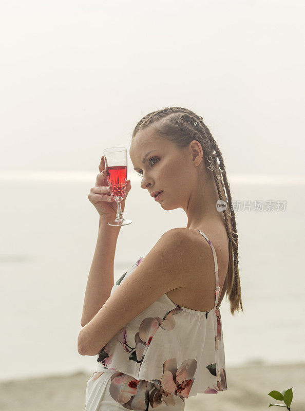 年轻的俄罗斯女人在土耳其伊斯坦布尔的海边喝香槟