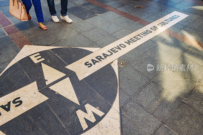波斯尼亚和黑塞哥维那首都萨拉热窝的费尔哈迪加大街上，东西方文化交汇的标志
