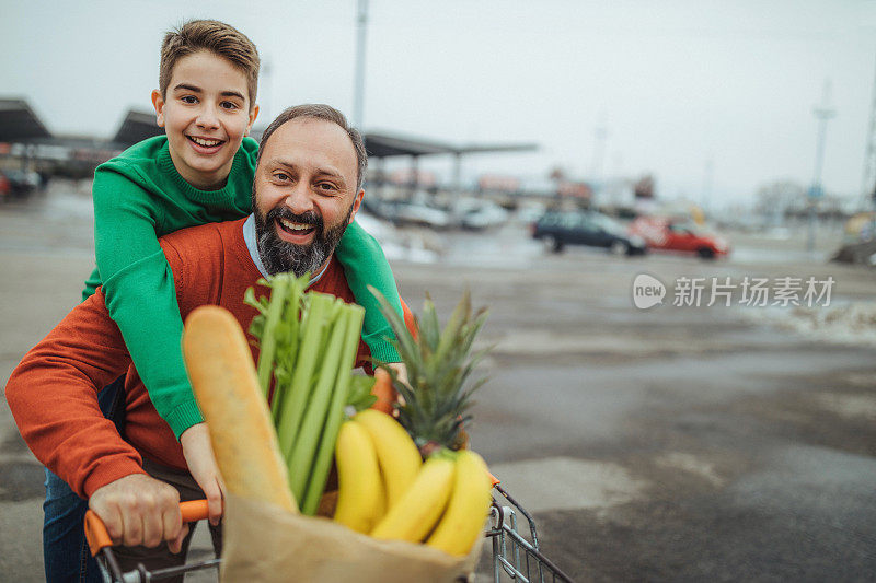 两个男孩在购物