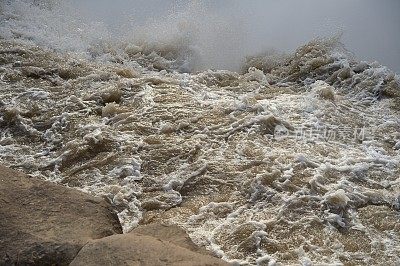 黄河壶口瀑布雄伟壮观，连绵不绝