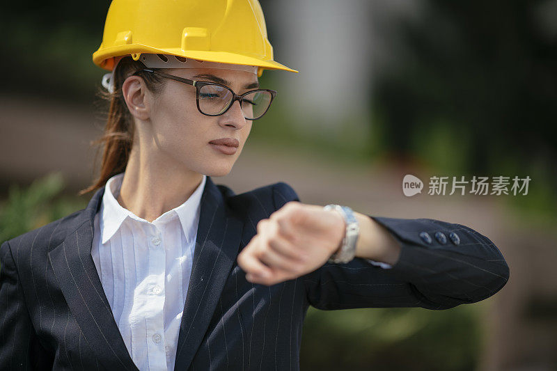 户外年轻女建筑师