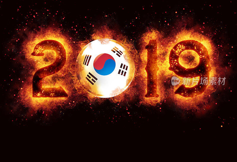 在黑色背景上燃烧着2019年新年的韩国国旗