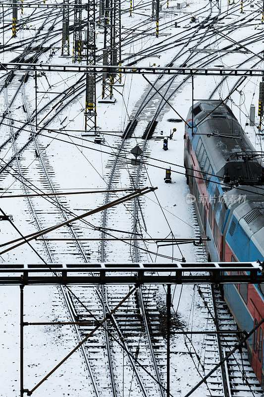 铁轨在雪地里纵横交错