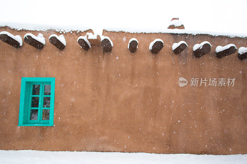 圣塔菲，内省:暴风雪中的老土房