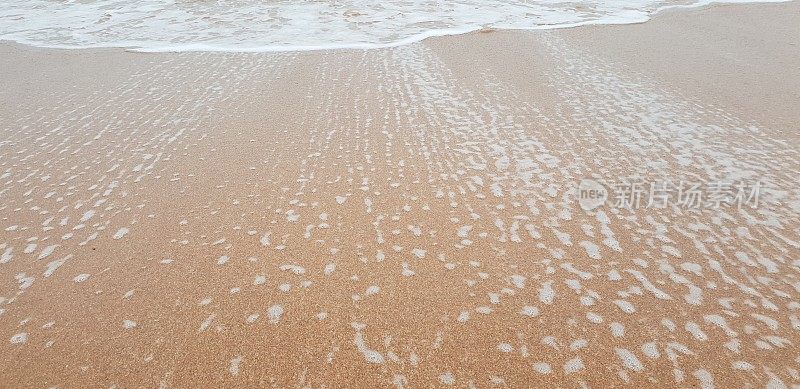 白色的浪花涌向海滩