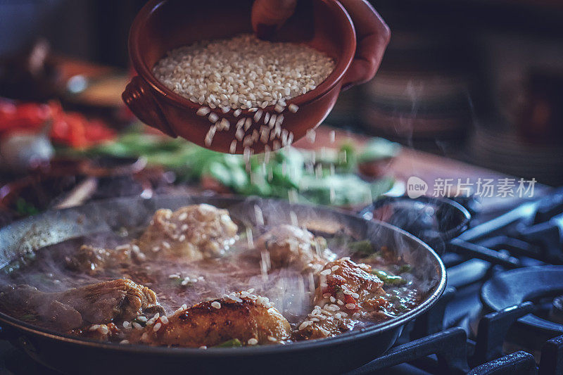 准备用青豆，豌豆和辣椒做的鸡肉海鲜饭