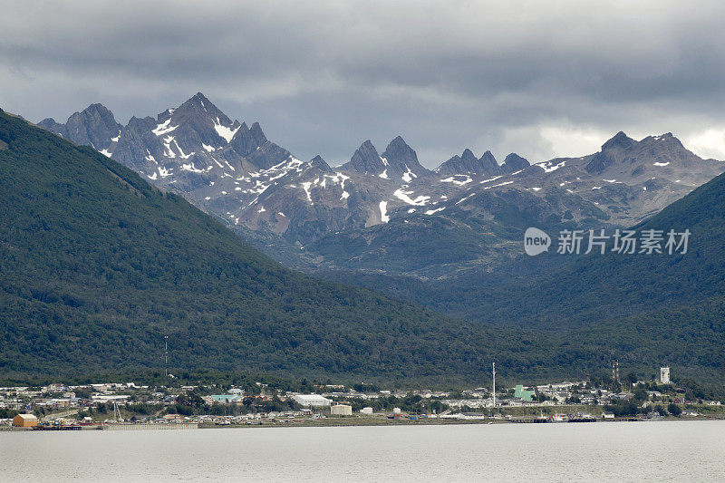 智利纳瓦里诺山脉的威廉姆斯比格尔海峡港镇