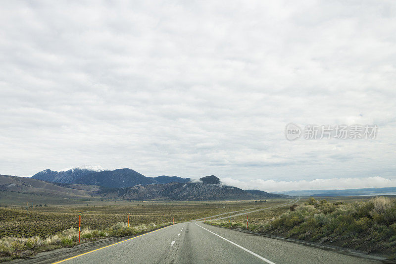 公路沿着沙漠公路曲折延伸，远处有莫诺湖