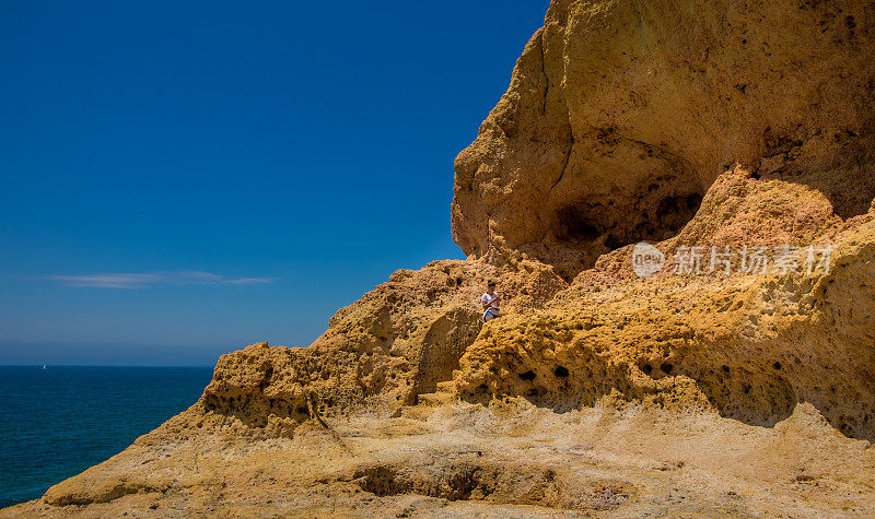 海滩和岩石在葡萄牙阿尔沃在夏末太阳的海景图像