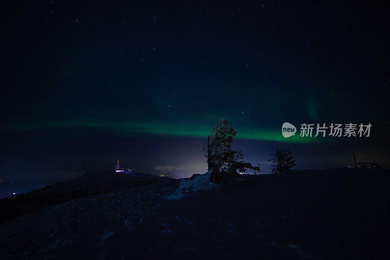 北极光与大雪