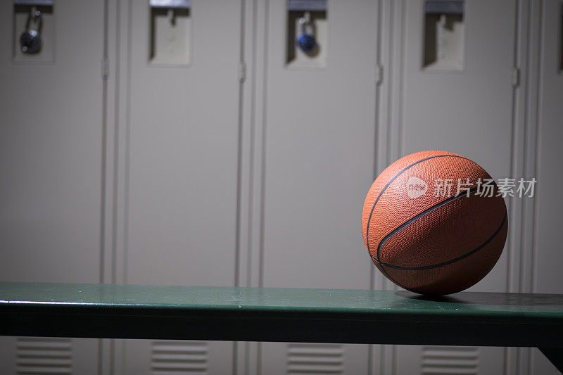 篮球运动器材在学校体育馆的更衣室里。