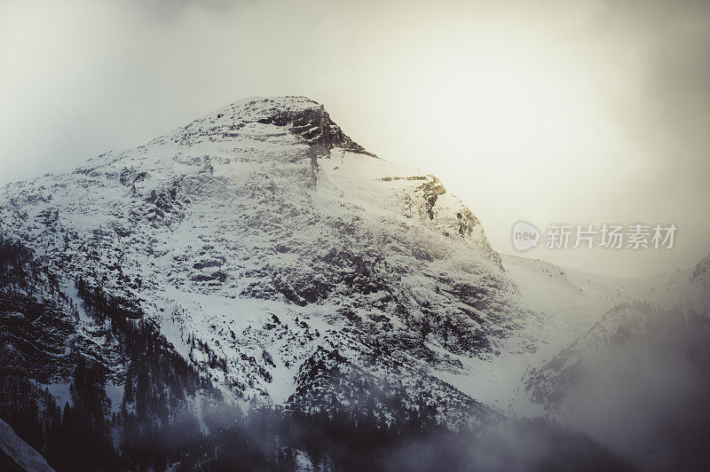 位于瑞士阿尔卑斯山的一座山