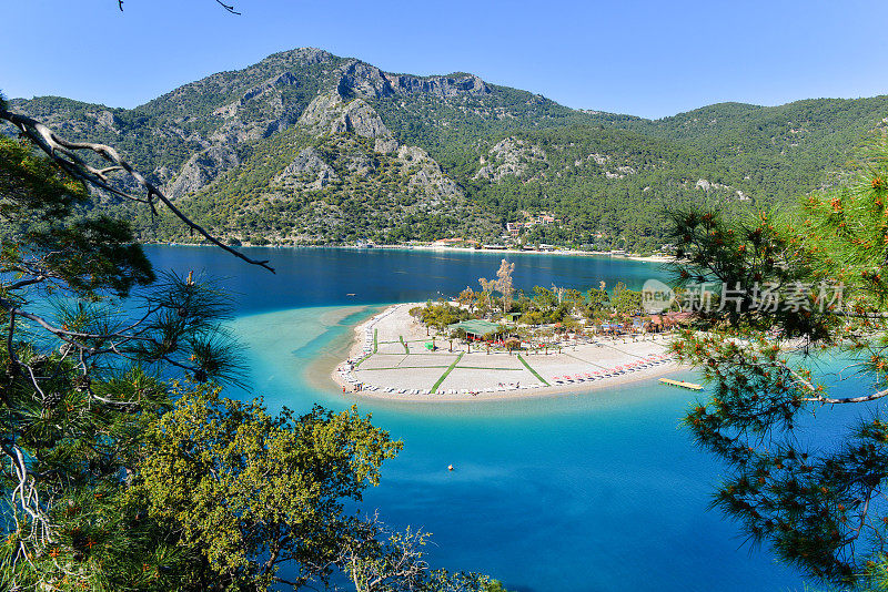 美丽的海滩和干净的水。Oludeniz,土耳其。