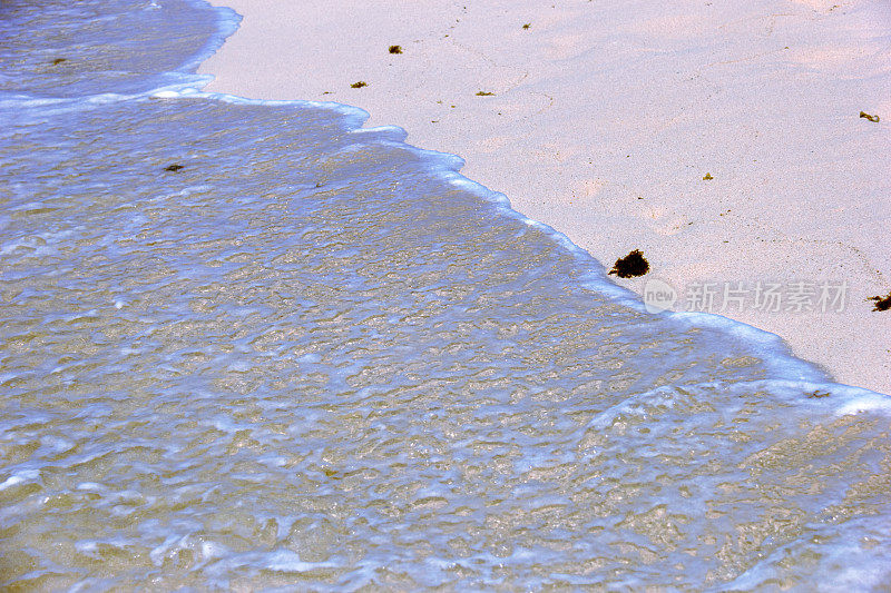 海浪拍打着加勒比海的沙滩。