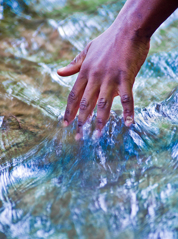 手触水，生命之源