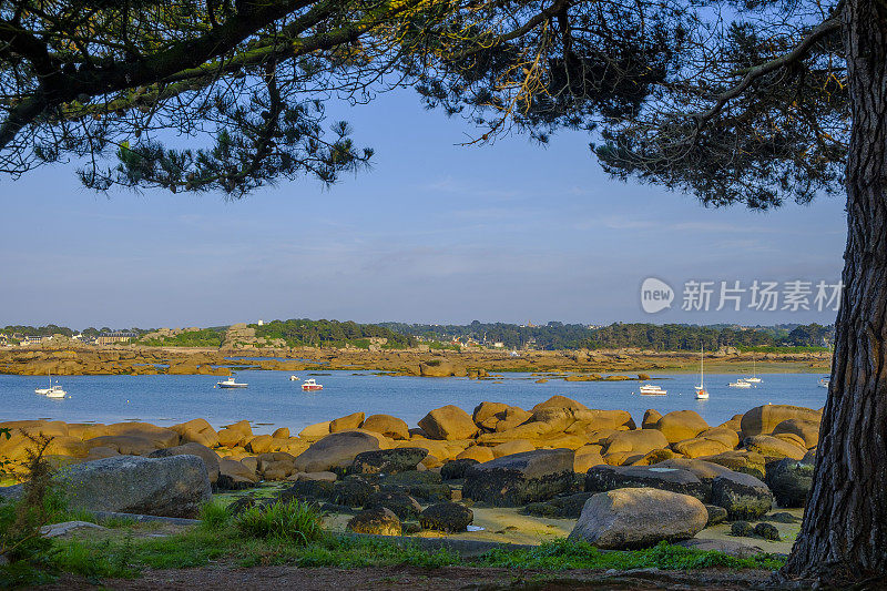 法国布列塔尼粉红色花岗岩海岸圣古雷港的帆船湾