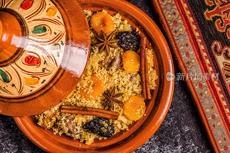 传统的摩洛哥塔吉尼鸡与干果和香料