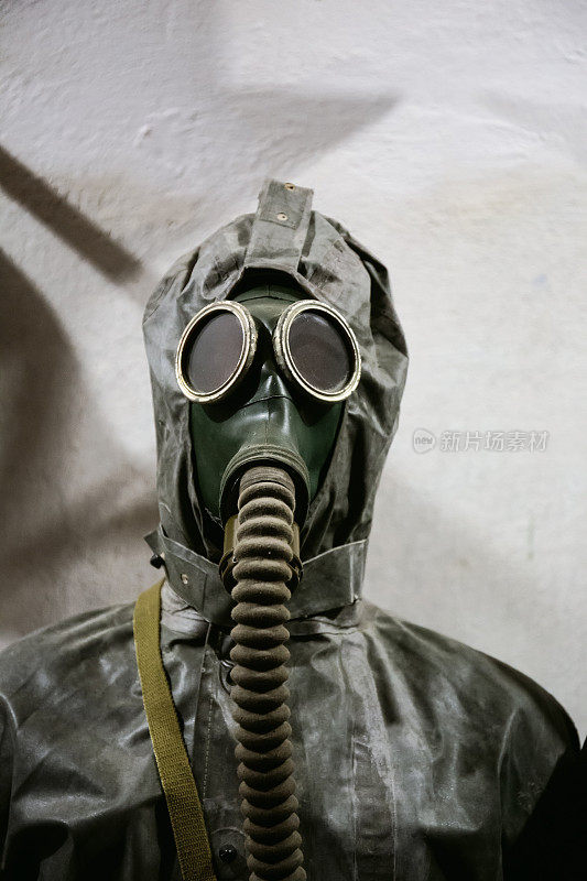 老式防毒面具和放射性防护服