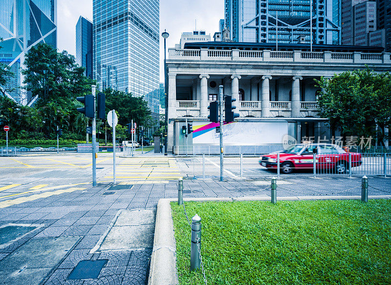 红色出租车在香港市区街道上行驶